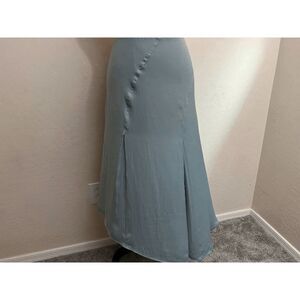 Ryegrass The skirt is an a-symmetrical semi circular skirt with beautiful detail